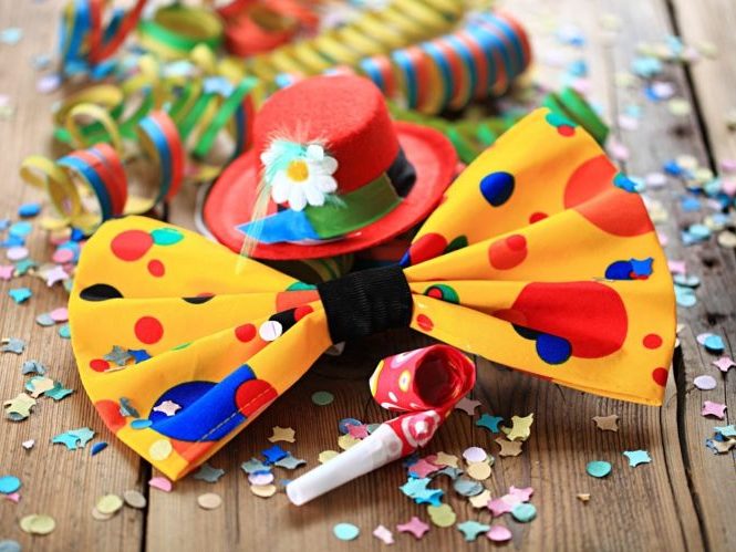 Foto mit Clownhut, Schleife, Luftschlangen, Konfetti und Tröte