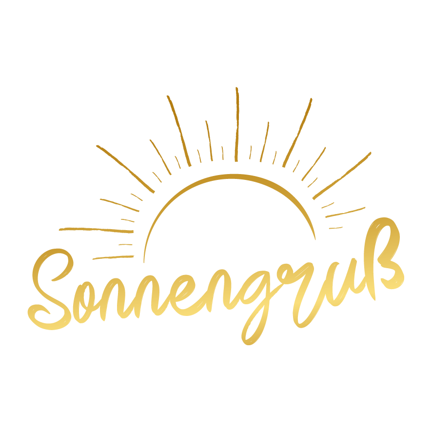 Logo Yogastudio Sonnengruß mit Goldener Sonne im Hintergrund