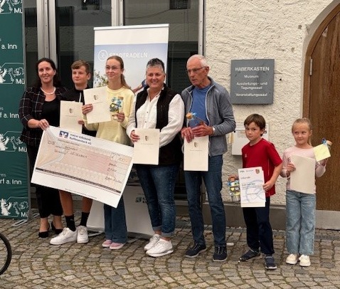 Bürgermeisterin Antonia Hansmeier mit 6 Gewinnern in den einzelnen Kategorien. Je drei Männlich und Weiblich. Zwei der Teilnehmer sind Kinder